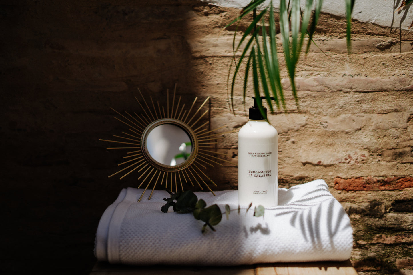 Pflegende Body Lotion von Cereria Mollá 1899 mit frischem Bergamotto di Calabria Duft. Die 500-ml-Lotion mit Chia, Ginseng und Sheabutter eignet sich für Körper und Hände und hinterlässt die Haut weich, gepflegt und dezent duftend.