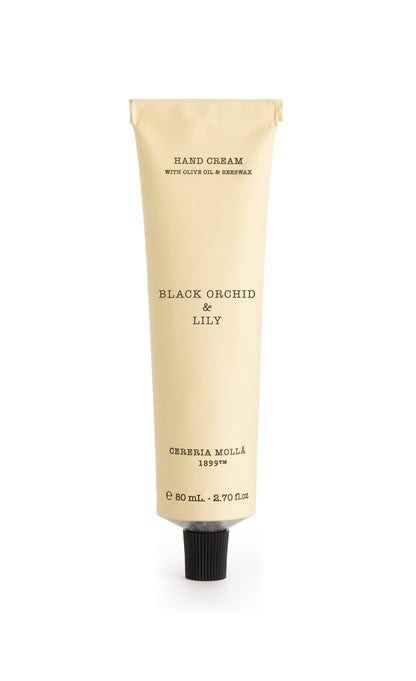 Pflegende Handcreme von Cereria Mollá 1899 mit frischem Black Orchid & Lily Duft. Die schnell einziehende Formel mit 93 % Inhaltsstoffen natürlichen Ursprungs pflegt die Hände weich, geschmeidig und angenehm duftend.