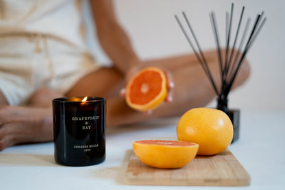 Elegante Duftkerze von Cereria Mollá mit frischer Grapefruit und aromatischem Lorbeer. Pflanzliche Wachsbasis und Baumwolldocht für ein zitrisch-frisches Dufterlebnis.