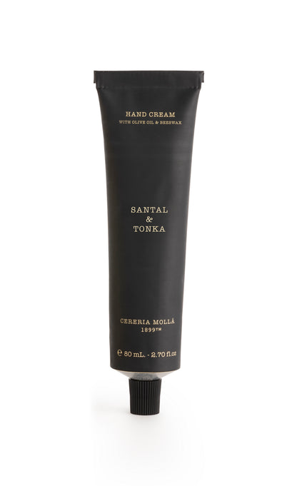 Pflegende Handcreme von Cereria Mollá 1899 mit warmem Santal & Tonka Duft. Die schnell einziehende Formel mit 93 % Inhaltsstoffen natürlichen Ursprungs pflegt die Hände weich, geschmeidig und angenehm duftend.