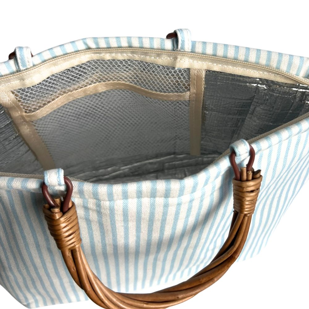 Stilvolle Kühltasche von byRoom in Hellblau-Weiß mit natürlichem Weidengriff. Ideal für Picknick, Strand, Ausflüge und sommerliche Einkäufe.