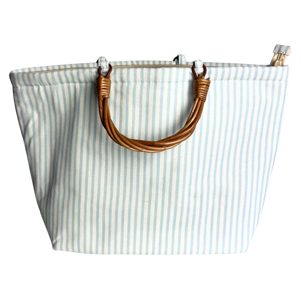 Stilvolle Kühltasche von byRoom in Hellblau-Weiß mit natürlichem Weidengriff. Ideal für Picknick, Strand, Ausflüge und sommerliche Einkäufe.