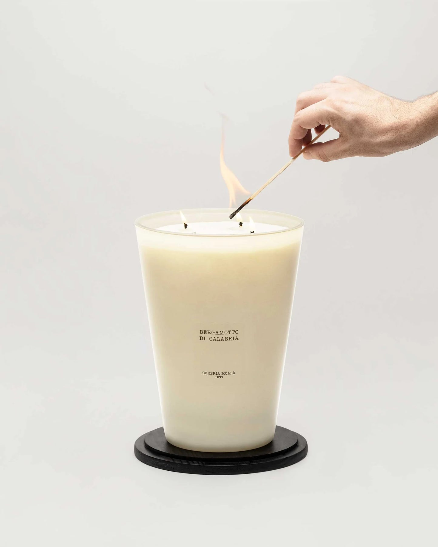 Duftkerze Cereria Mollà XXL – Kerze brennend mit Flamme