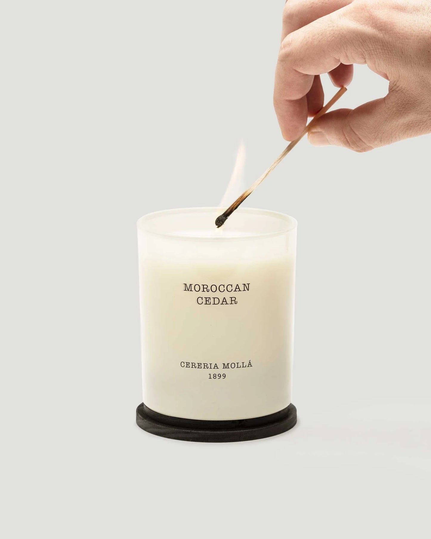 Duftkerze Maroccan Cedar Cereria Mollà – Seitenansicht