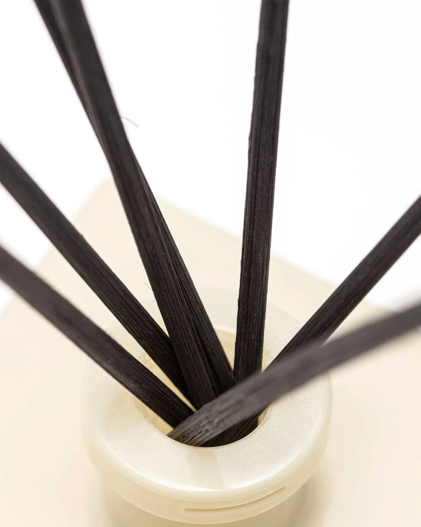 Cereria Mollà Diffuser – eleganter Raumdufter auf Regal dekoriert